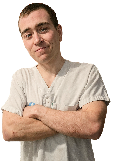 Portrait d’un médecin en tenue blanche, les bras croisés, sur fond neutre.