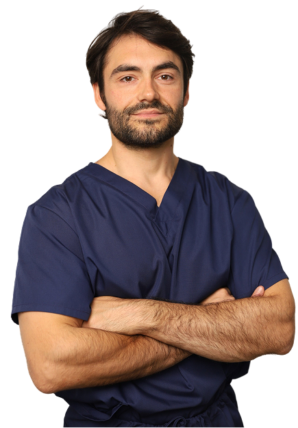 Portrait d’un médecin en tenue bleue, les bras croisés, sur fond neutre.