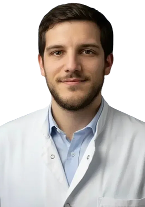 Portrait d’un médecin en blouse blanche, regard vers la caméra.