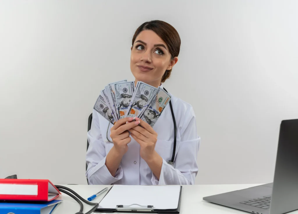 Une professionnelle de santé tient des billets en main, en contexte de paiement.