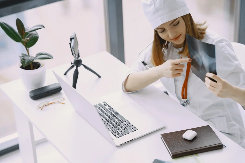 Une femme travaille sur un ordinateur portable