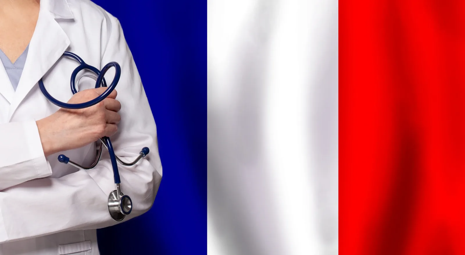 Médecin en blouse blanche devant un drapeau français, pour illustrer la procédure d’autorisation d’exercice (PAE) en France pour les médecins diplômés hors UE