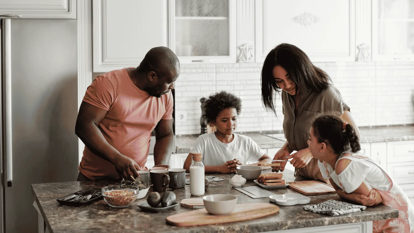 Famille réunie dans une cuisine, pour illustrer la qualité de vie et le regroupement familial des médecins étrangers en France